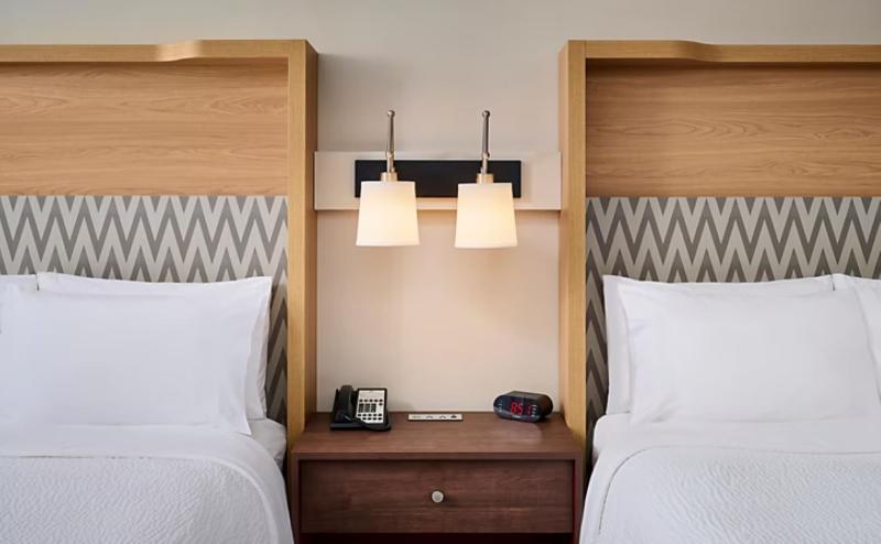 اتاق استاندارد, Holiday Inn Burlington Hotel & Conference Centre, An Ihg