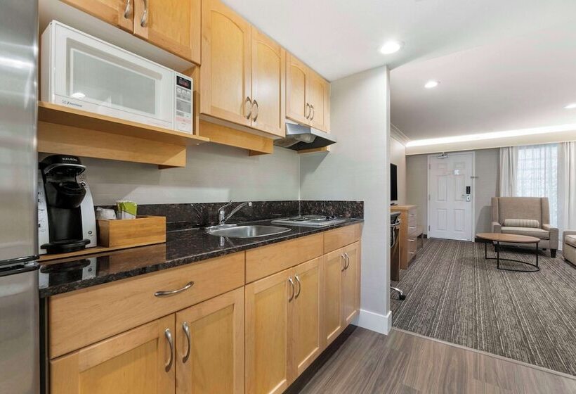 سوییت, Best Western Plus Kelowna Hotel & Suites