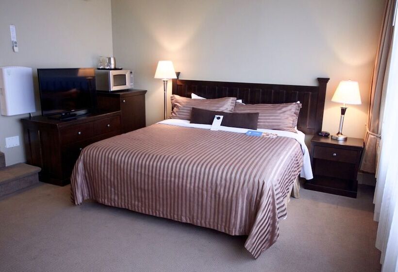 Studio Deluxe, Century Plaza