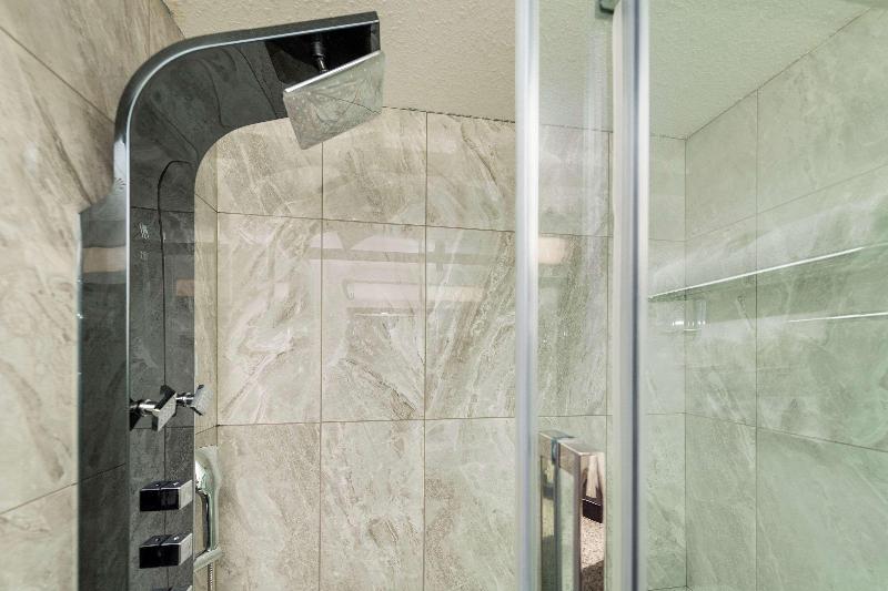 اتاق استاندارد با تخت بزرگ, Clarion Pointe