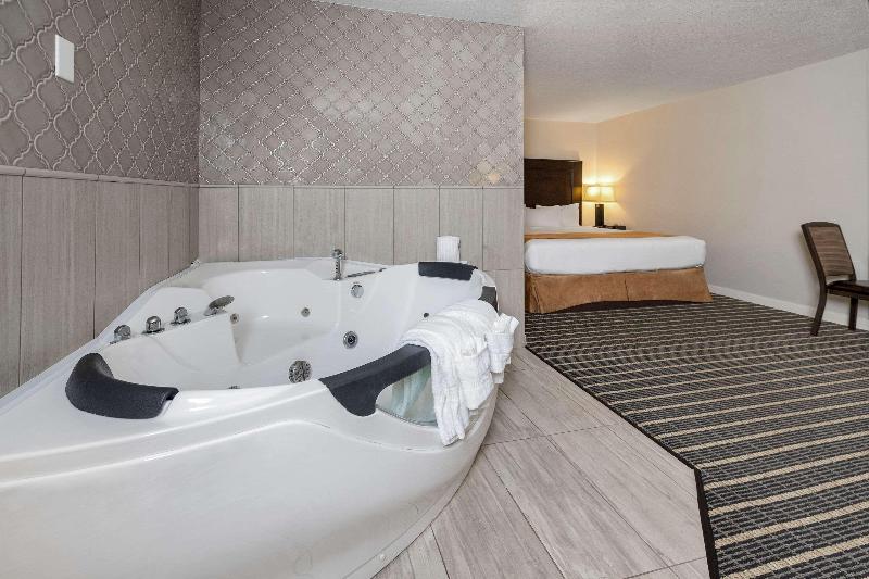 اتاق استاندارد با تخت بزرگ, Clarion Pointe
