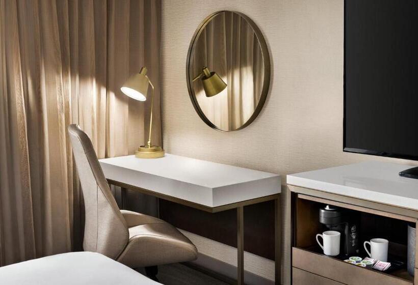 اتاق سوپریور با تخت بزرگ, Crowne Plaza Toronto Airport, An Ihg