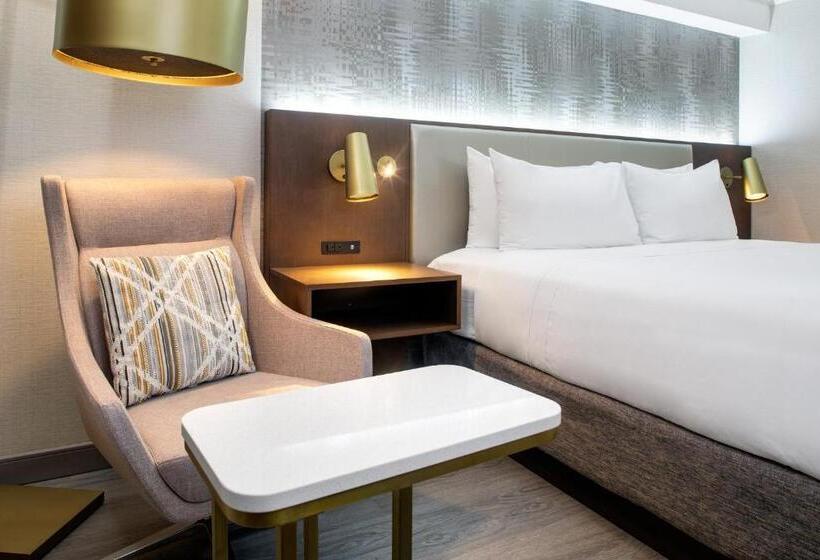 اتاق سوپریور با تخت بزرگ, Crowne Plaza Toronto Airport, An Ihg