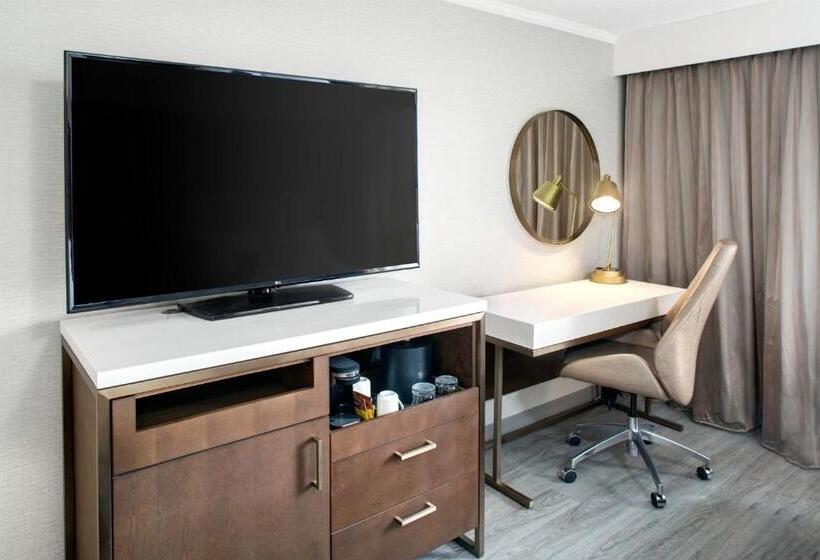 اتاق استاندارد با تخت بزرگ, Crowne Plaza Toronto Airport, An Ihg