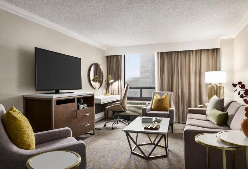 سوئیت با تخت بزرگ, Crowne Plaza Toronto Airport, An Ihg