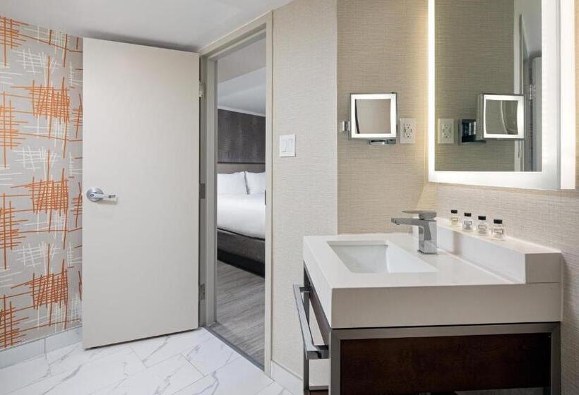 سوئیت با تخت بزرگ, Crowne Plaza Toronto Airport, An Ihg