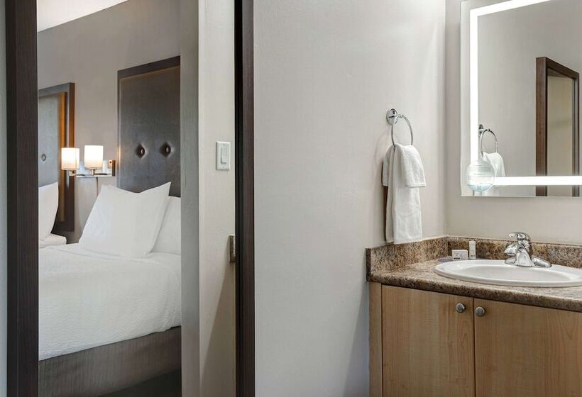 ２ダブルベッドのスタンダードルーム, Days Inn By Wyndham Victoria Uptown