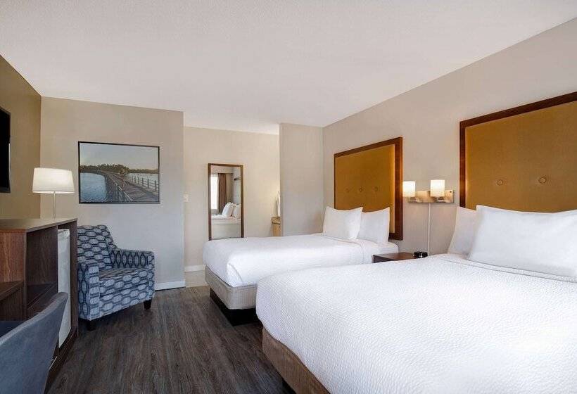 ２ダブルベッドのスタンダードルーム, Days Inn By Wyndham Victoria Uptown