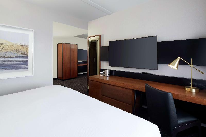 استودیو استاندارد با تخت کینگ, DoubleTree by Hilton Montreal Airport
