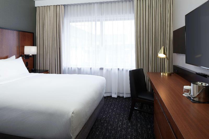 اتاق استاندارد با تخت بزرگ, DoubleTree by Hilton Montreal Airport