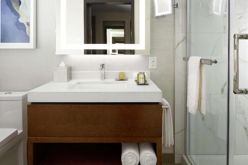 اتاق استاندارد با تخت بزرگ, DoubleTree by Hilton Montreal Airport