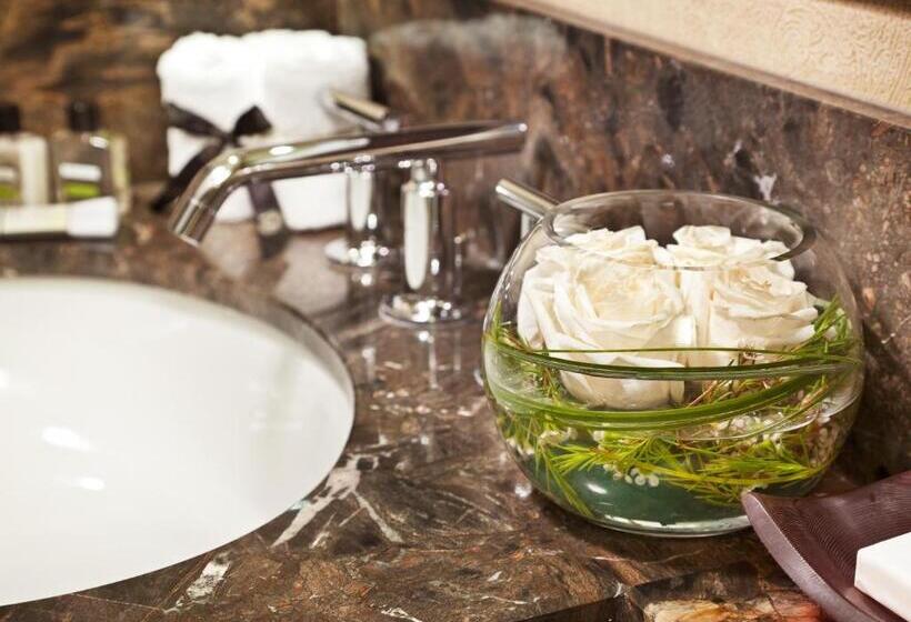 اتاق استاندارد با تخت بزرگ, Fairmont Le Manoir Richelieu