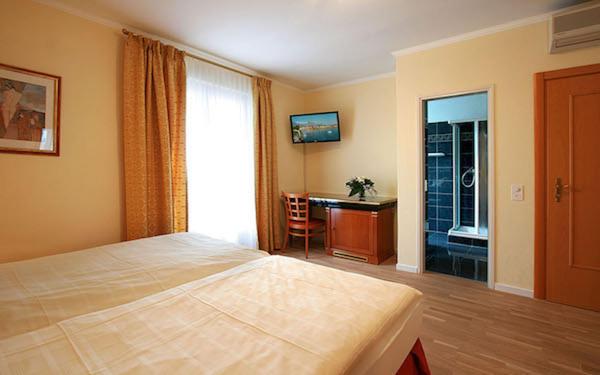 Superior room with lake view, Garni Golf