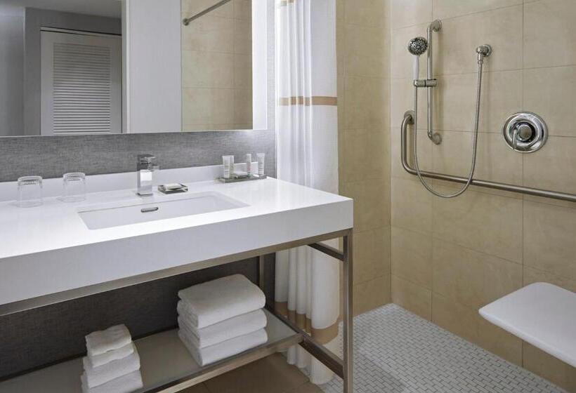اتاق استاندارد با تخت بزرگ, Halifax Marriott Harbourfront