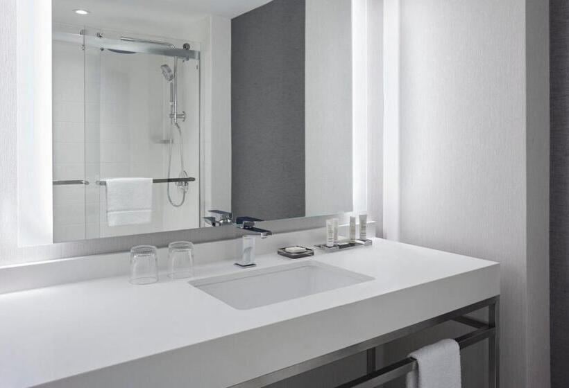 اتاق استاندارد با تخت بزرگ, Halifax Marriott Harbourfront