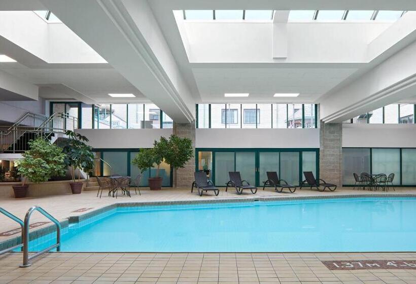 اتاق استاندارد با چشم‌انداز استخر, Halifax Marriott Harbourfront