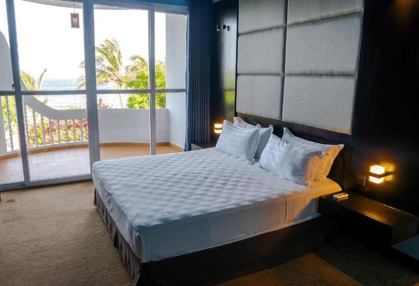 اتاق لوکس با بالکن و چشم‌انداز دریا, Peacock Beach Resort & Spa