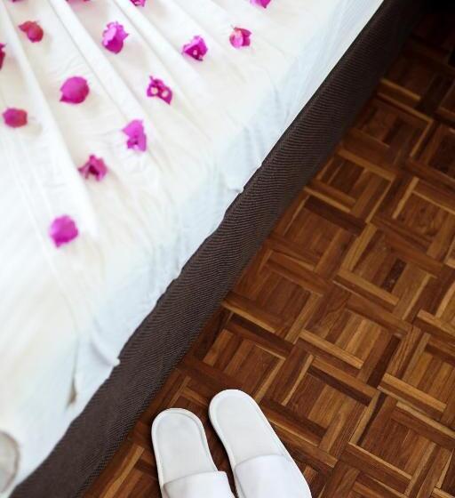 اتاق سه نفره دلوکس با چشم‌انداز دریا, Peacock Beach Resort & Spa