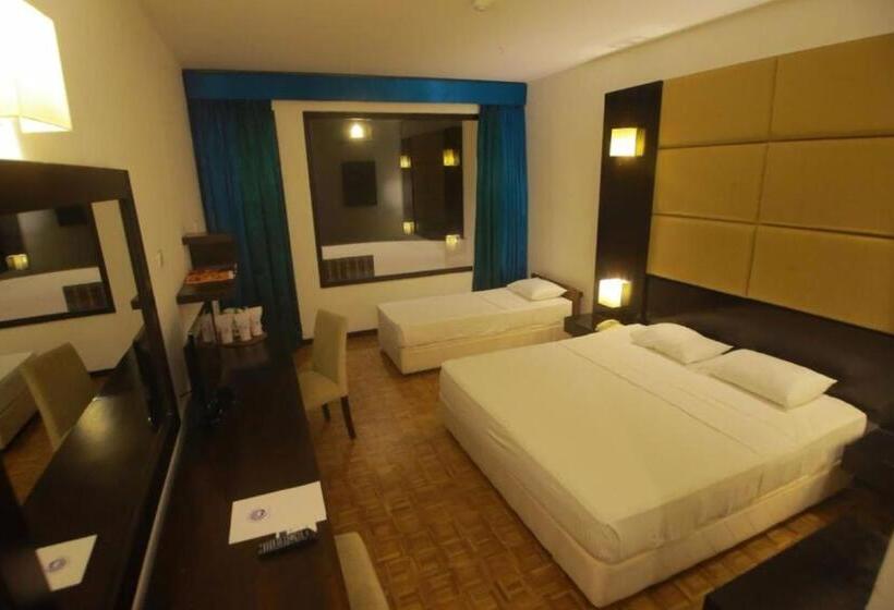 اتاق سه نفره دلوکس با چشم‌انداز دریا, Peacock Beach Resort & Spa