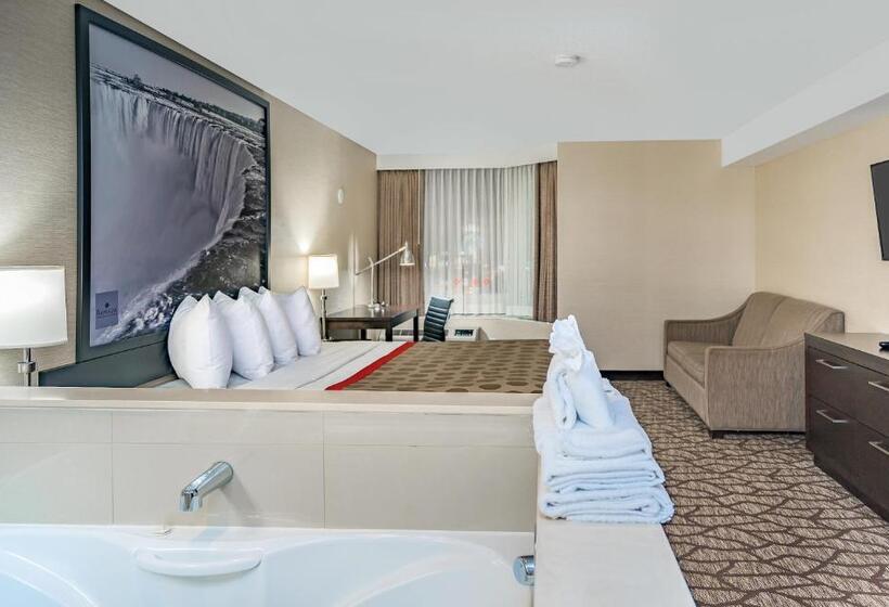 Suite met Kingsize Bed, Ramada By Wyndham, Niagara Falls Near Fallsview District