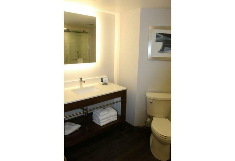 اتاق لوکس با تخت بزرگ, Four Points By Sheraton Point Edward Sarnia