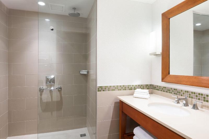 اتاق استاندارد با تخت بزرگ, The Westin Bayshore, Vancouver