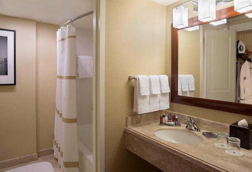 اتاق استاندارد با 2 تخت دوبل, Toronto Airport Marriott