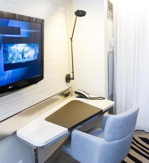 اتاق اجرایی با تخت بزرگ, Novotel Toronto North York