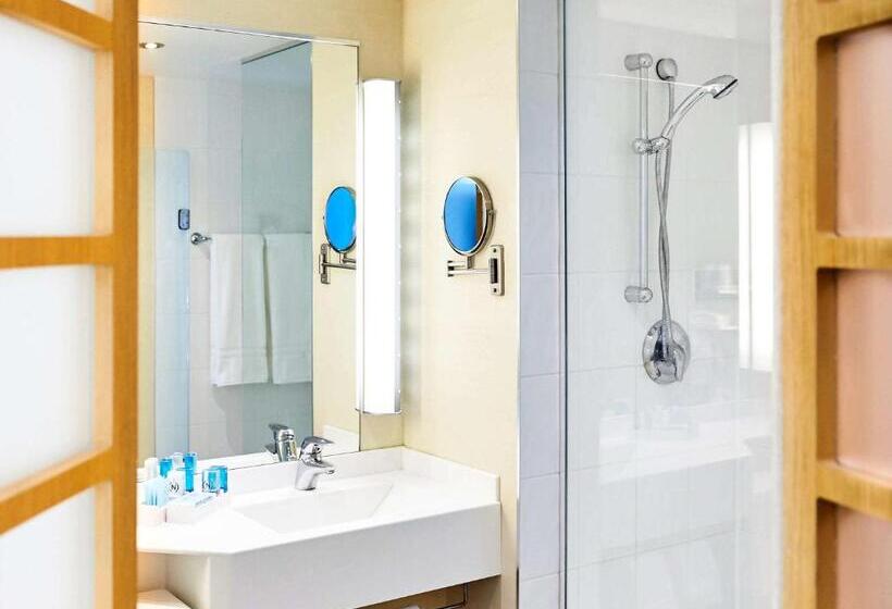 اتاق سوپریور با تخت بزرگ, Novotel Toronto North York