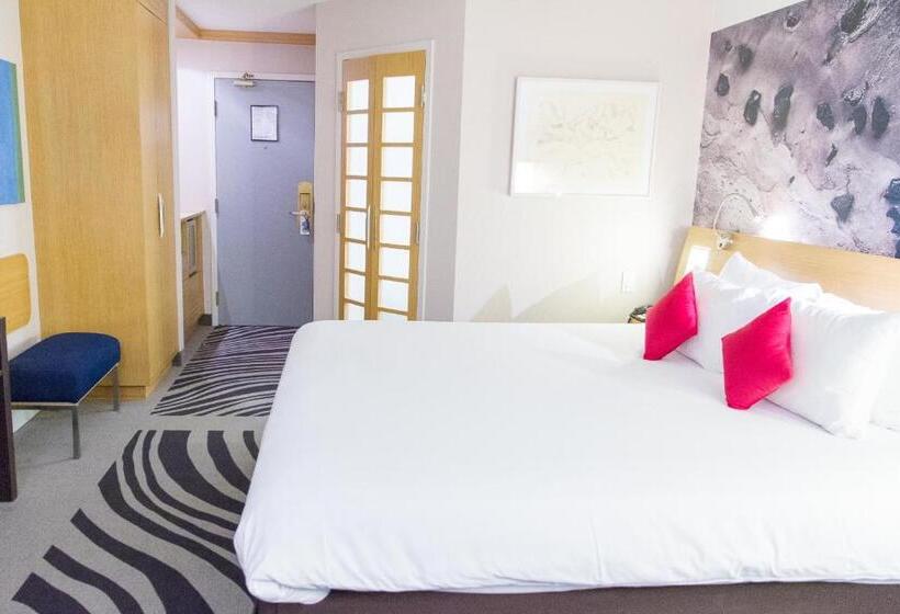 اتاق سوپریور با تخت بزرگ, Novotel Toronto North York