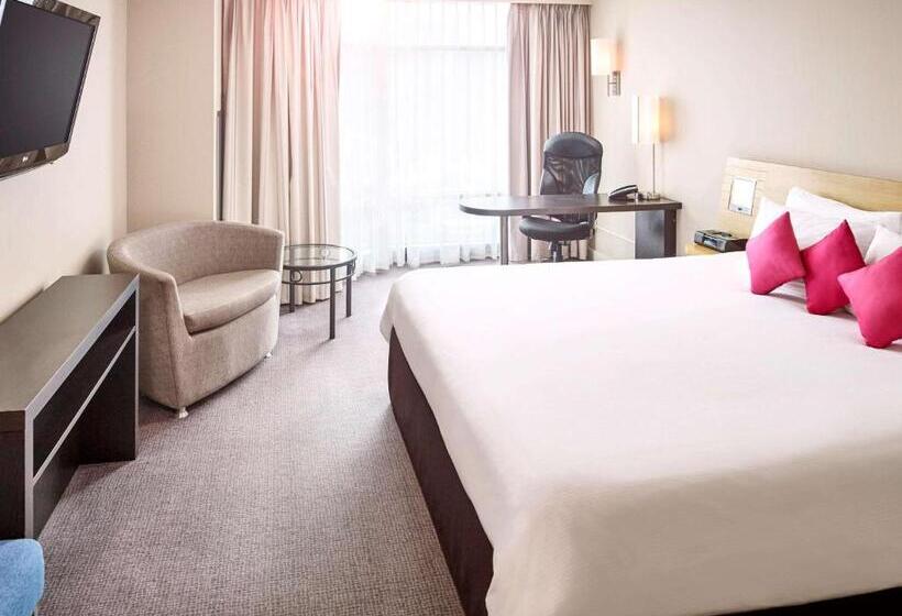 Superior Kamer met Kingsize Bed, Novotel Toronto North York