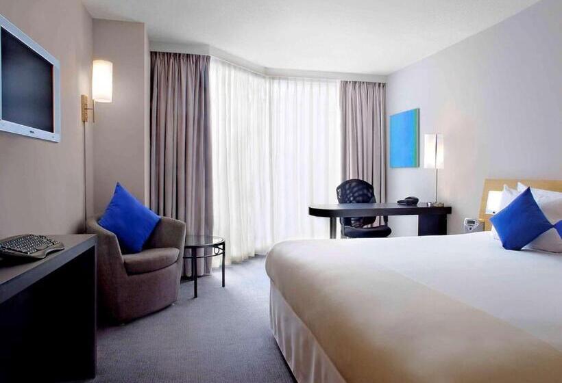 Superior Kamer met Kingsize Bed, Novotel Toronto North York