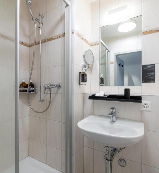 اتاق سوپریور چهار تخته, Victoria Hotel & Residence