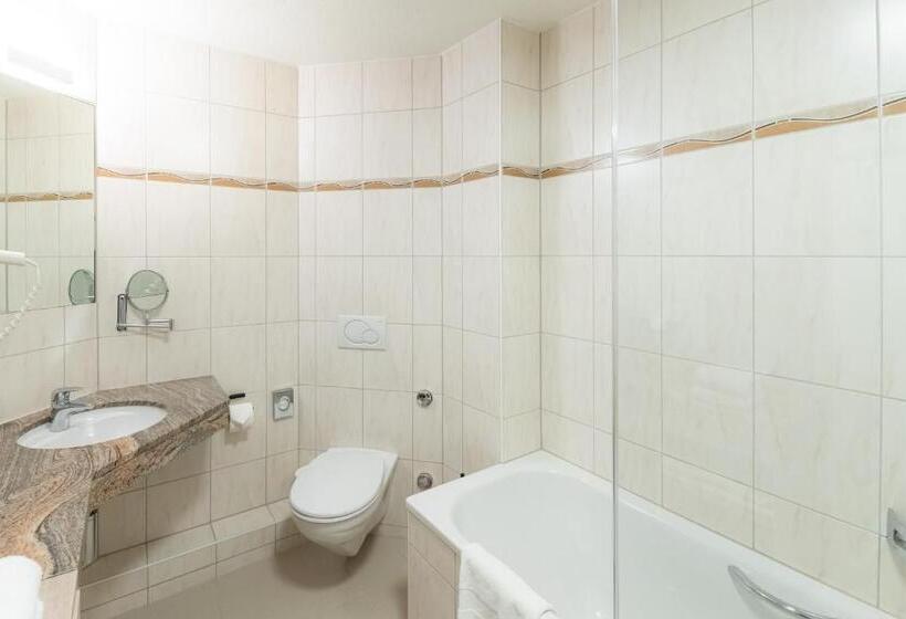 اتاق سوپریور سه تخته, Victoria Hotel & Residence