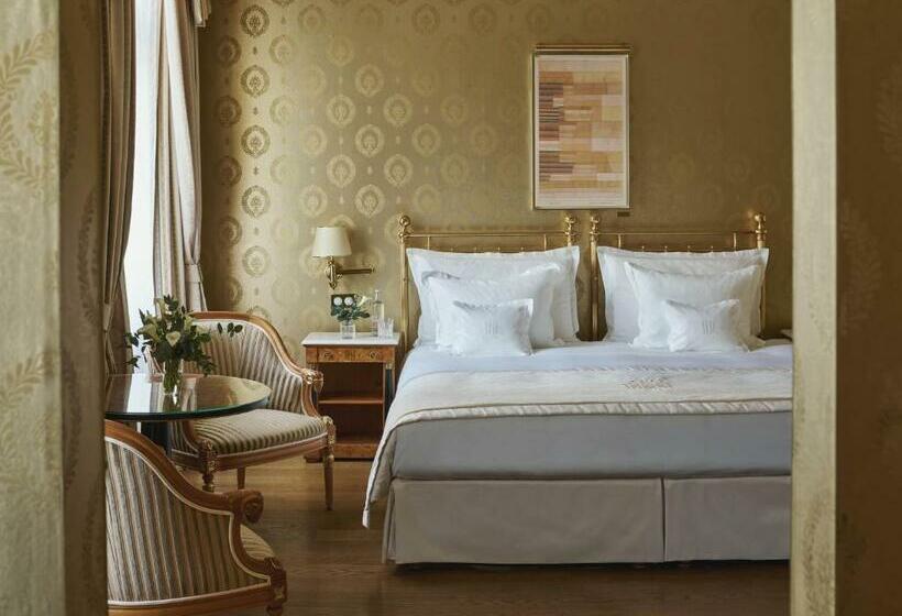 اتاق استاندارد با چشم‌انداز شهر, Grand Hotel National Luzern