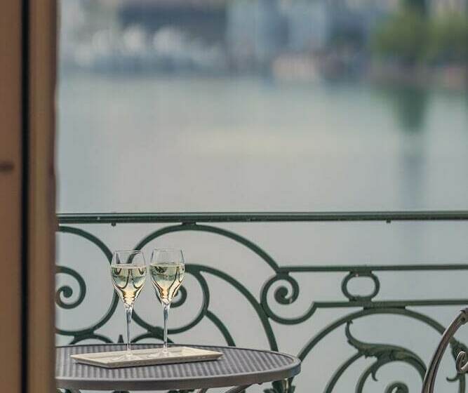 سوییت جونیور با چشم‌انداز دریاچه, Grand Hotel National Luzern