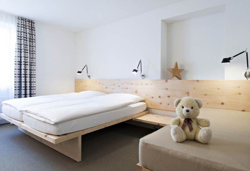 Chambre Triple Standard, Hauser Hotel St. Moritz