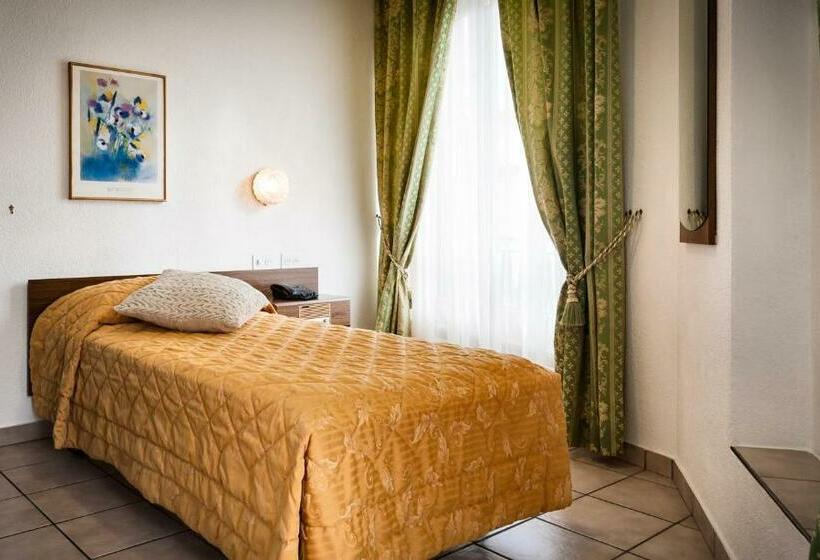 Standard Single Room, Dell'angelo