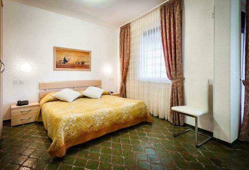 Pokój Standard Trzyosobowy, Dell'angelo