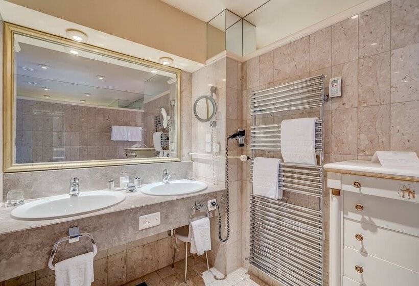 اتاق لوکس با چشم‌انداز دریاچه, Grand Hotel National Luzern
