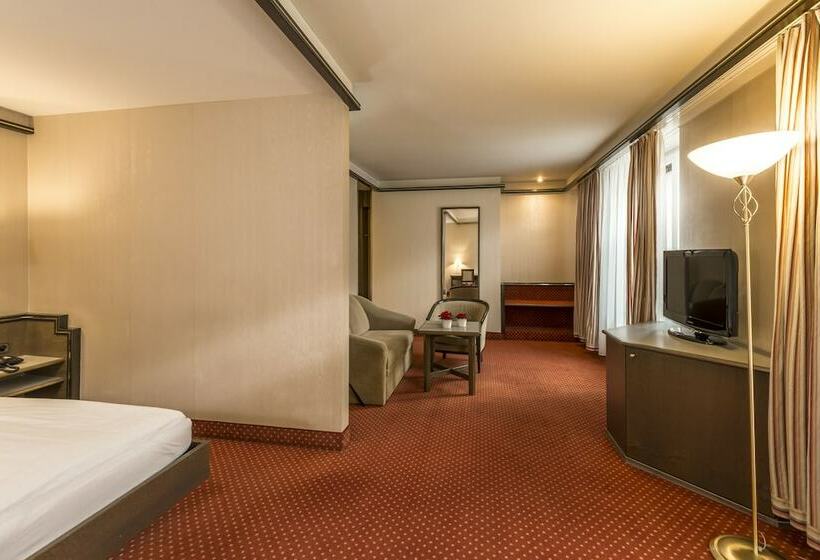 Standard Quadruple Room, Monopol Luzern