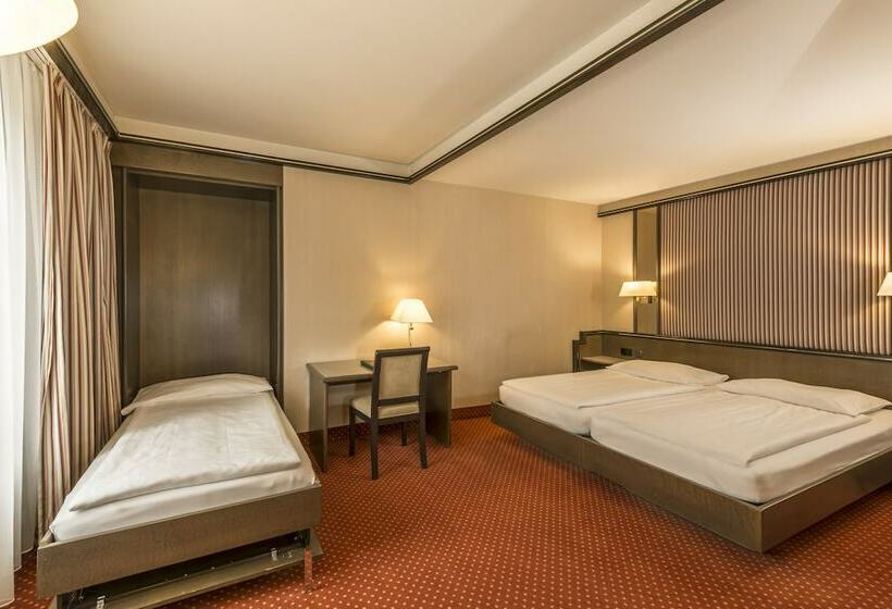 Standard Quadruple Room, Monopol Luzern