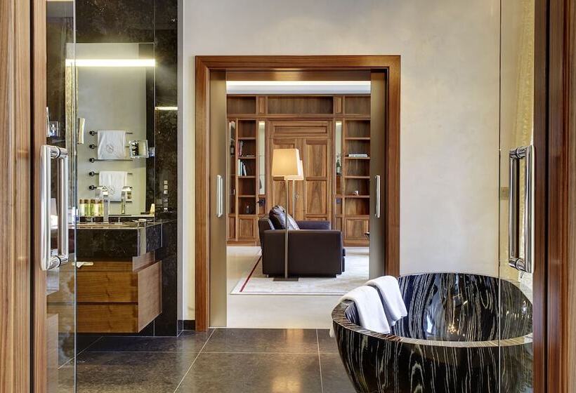 اتاق لوکس با چشم‌انداز دریاچه, Park Hotel Vitznau