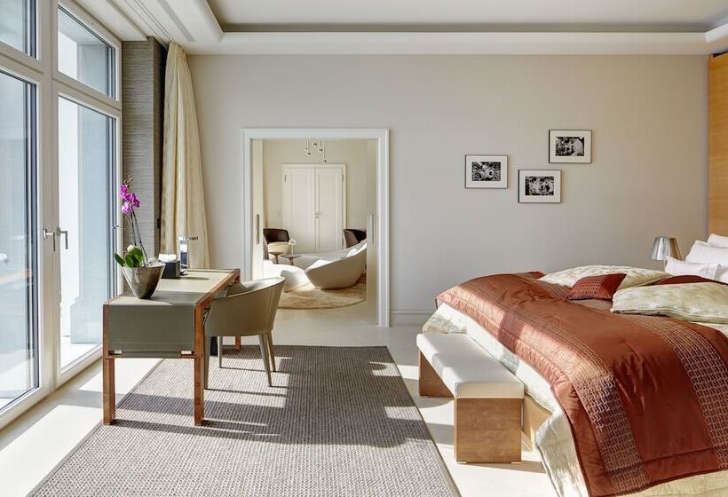 اتاق لوکس با چشم‌انداز دریاچه, Park Hotel Vitznau