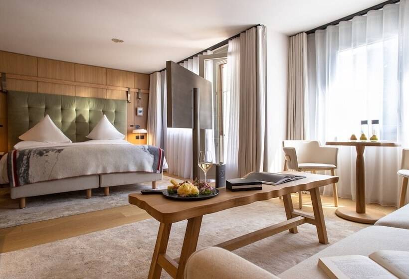 سوییت جونیور, Schweizerhof Zermatt   A Small Luxury