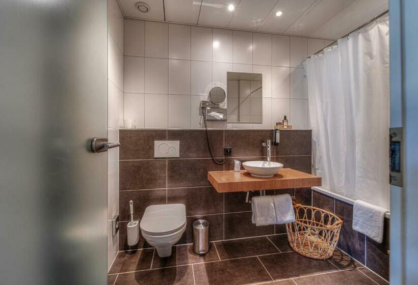 家庭间, The Hey Hotel
