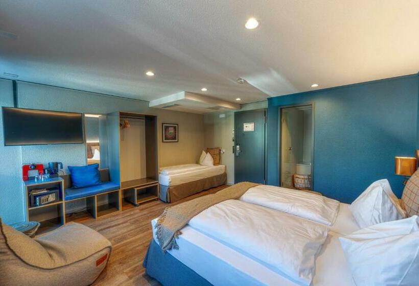标准三人间, The Hey Hotel