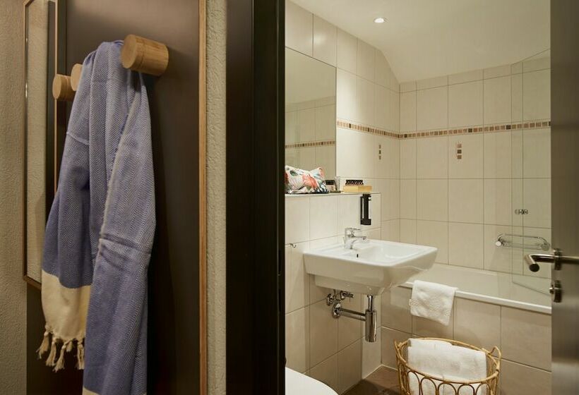 家庭间, The Hey Hotel