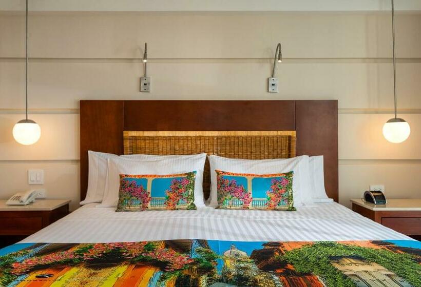 Superior Room, Dann Cartagena