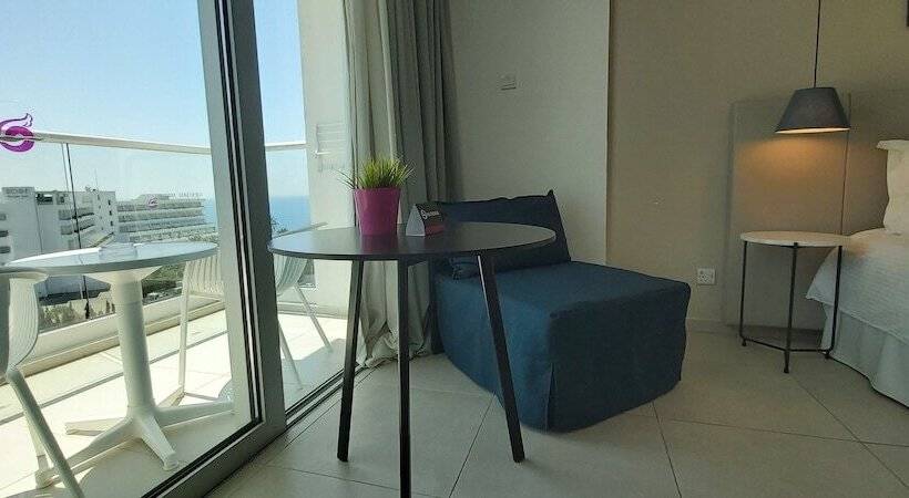 اتاق سوپریور با چشم‌انداز جانبی دریا, Napa Mermaid Hotel & Suites